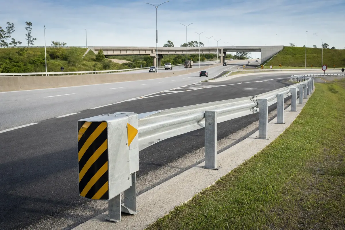 Defensa metálica instalada em alça de acesso de uma obra rodoviária pública