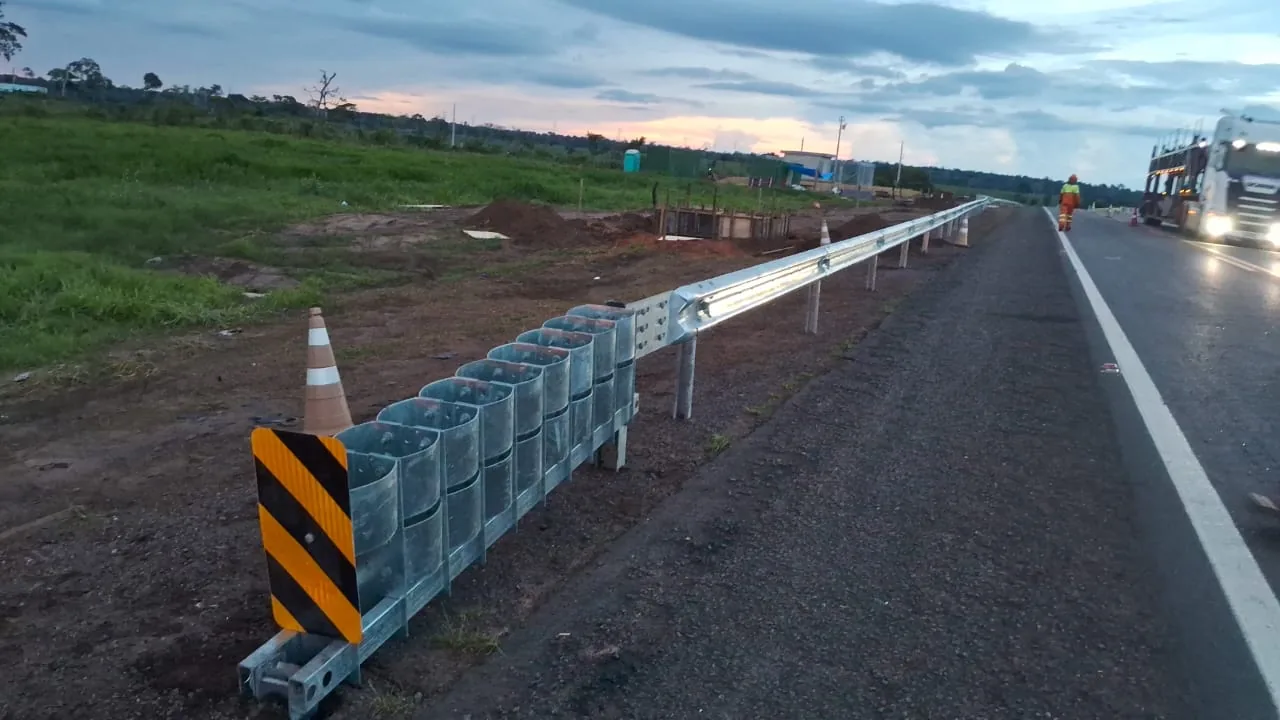 Defensa metálica JMafer instalada em rodovia ao entardecer