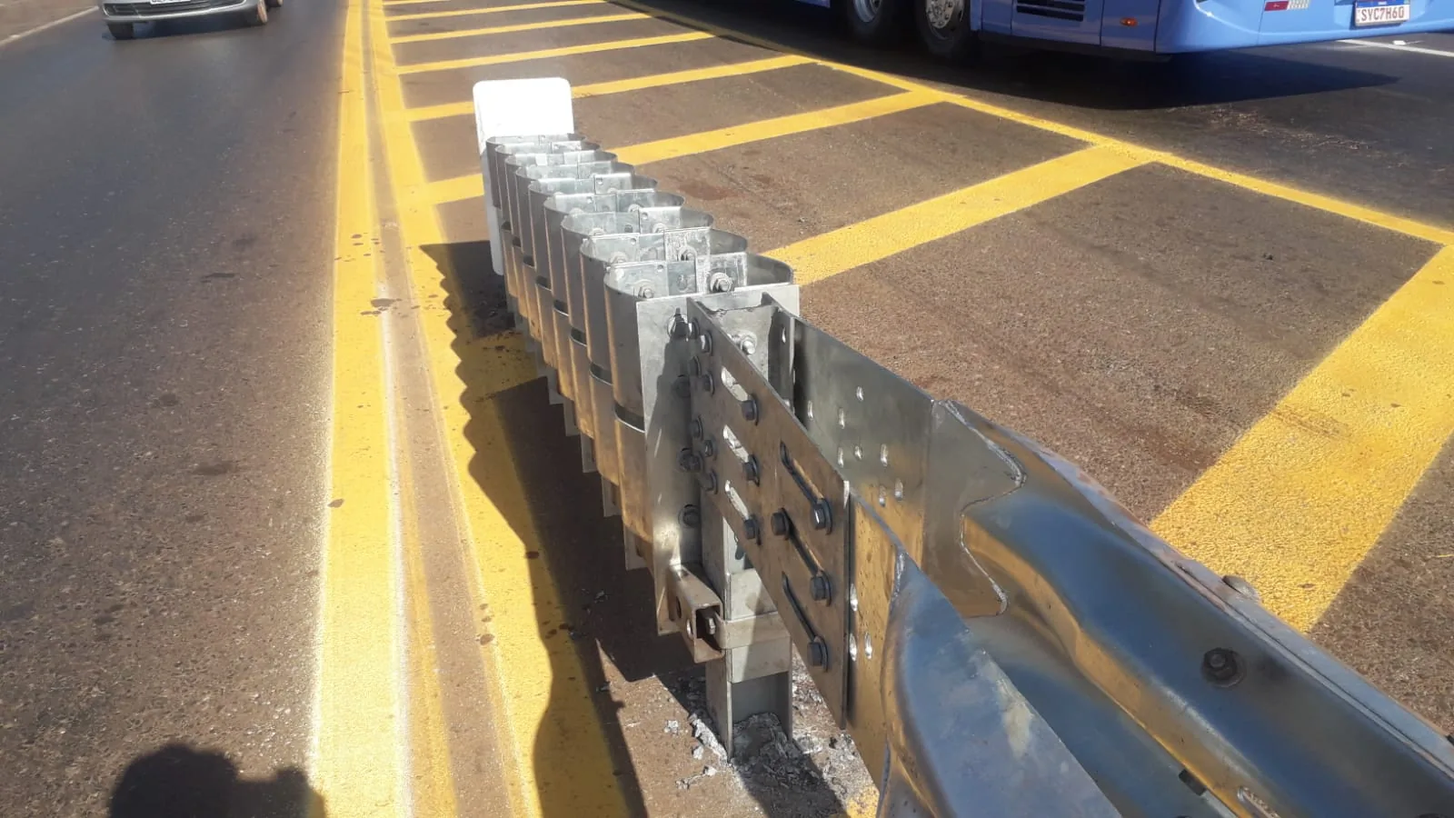Terminal absorvedor JMafer completo, conectado à defensa no canteiro central de uma rodovia
