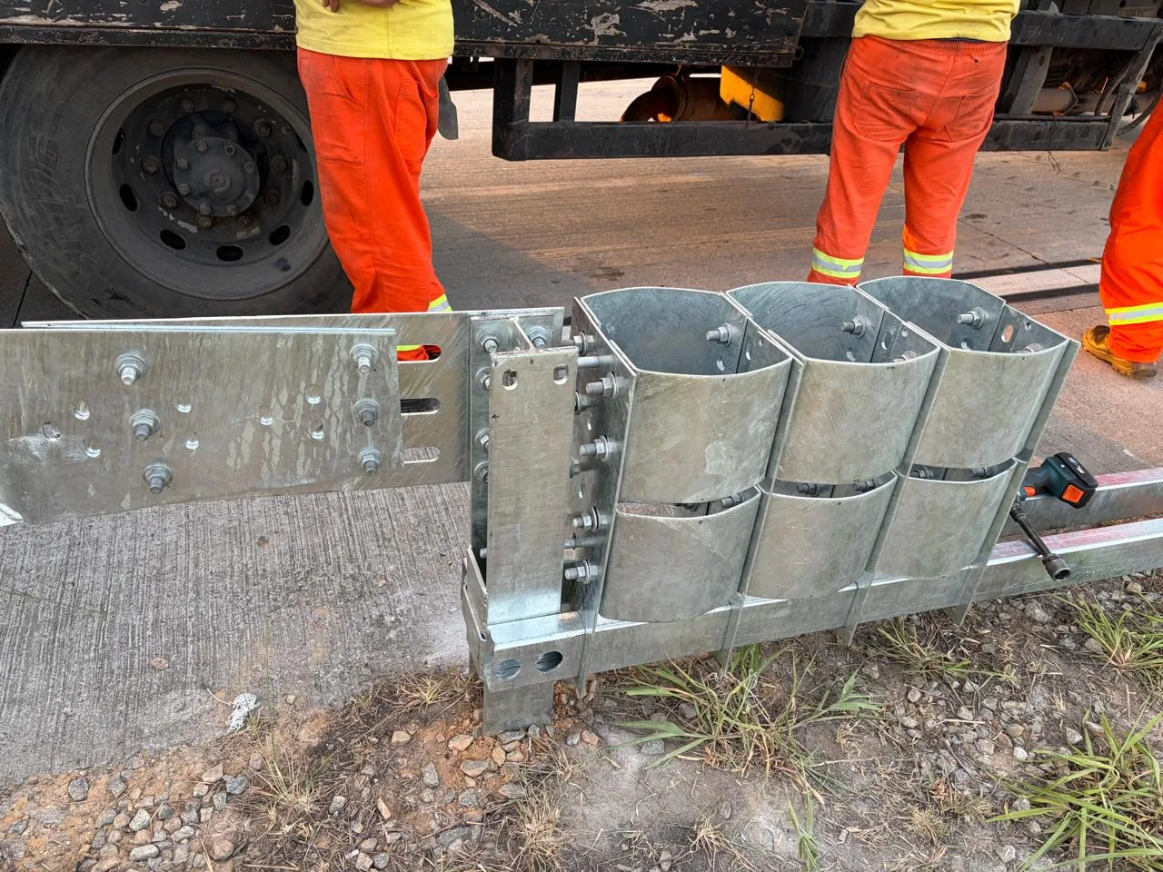 Montagem real de componentes de defensa metálica JMafer para transporte