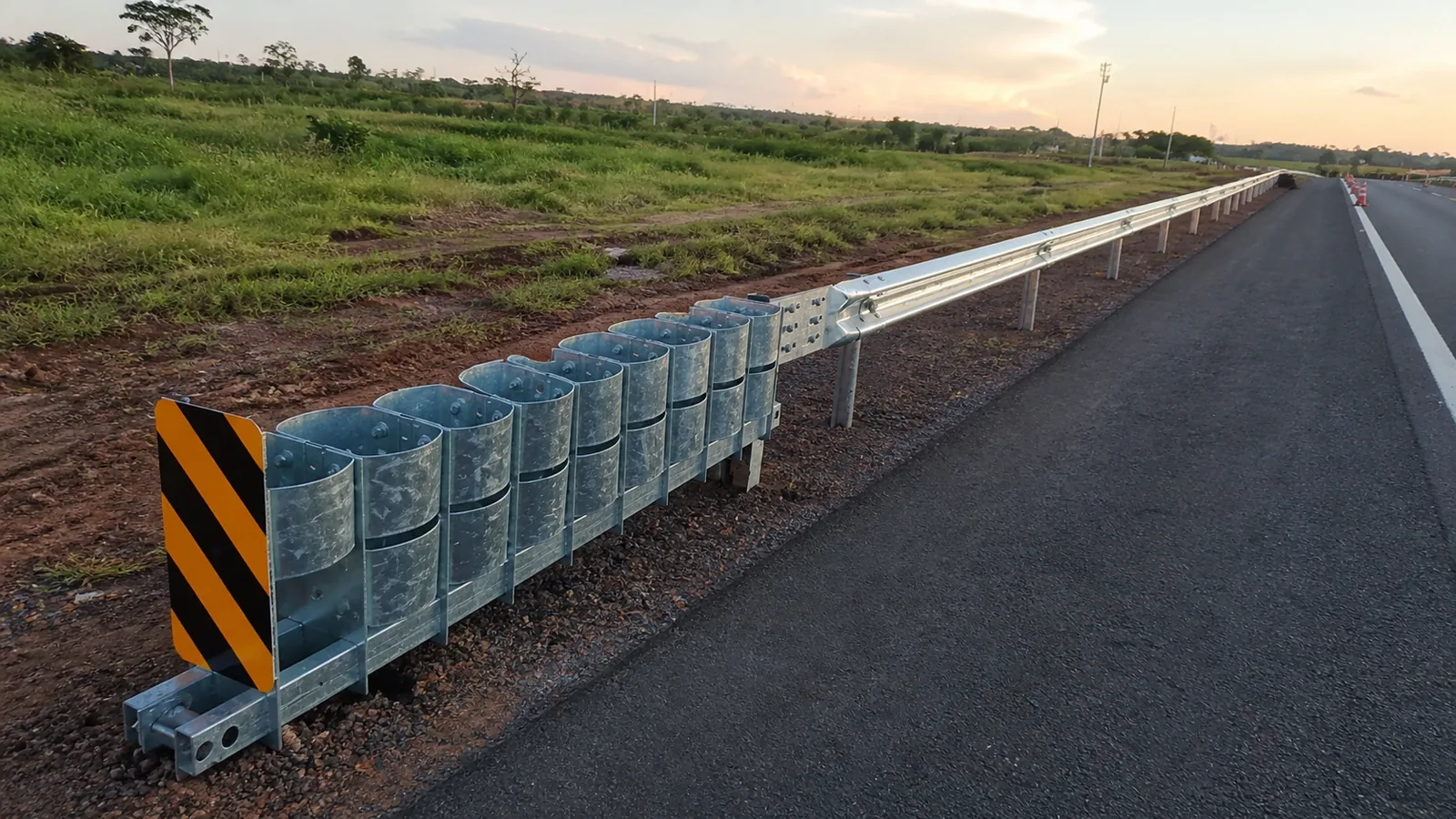Terminal absorvedor JMafer instalado no início de uma defensa em rodovia